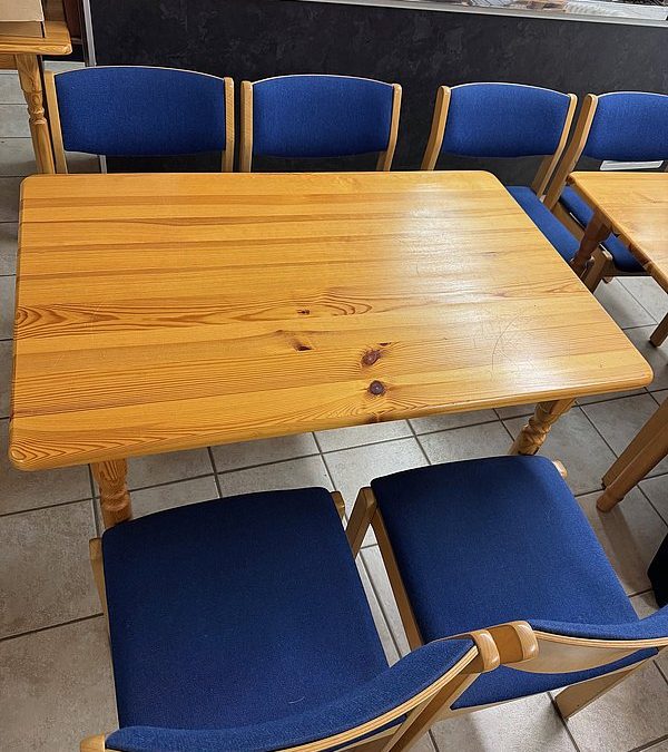 Tische und Stühle abzugeben