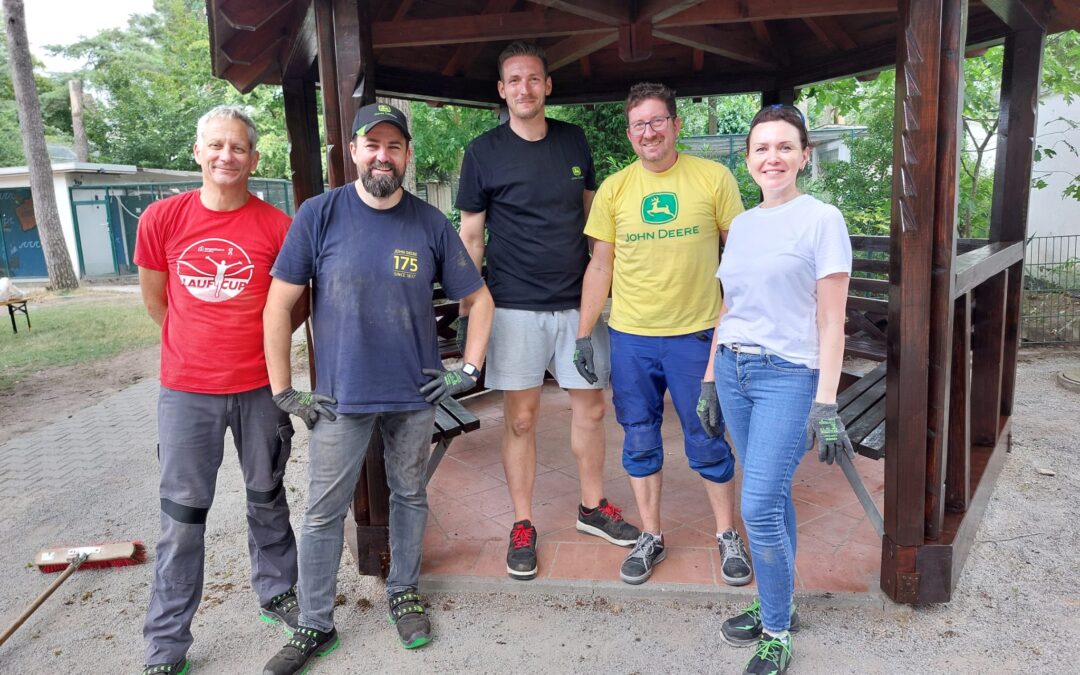 John Deere Mitarbeiter im Einsatz für den Vogelpark
